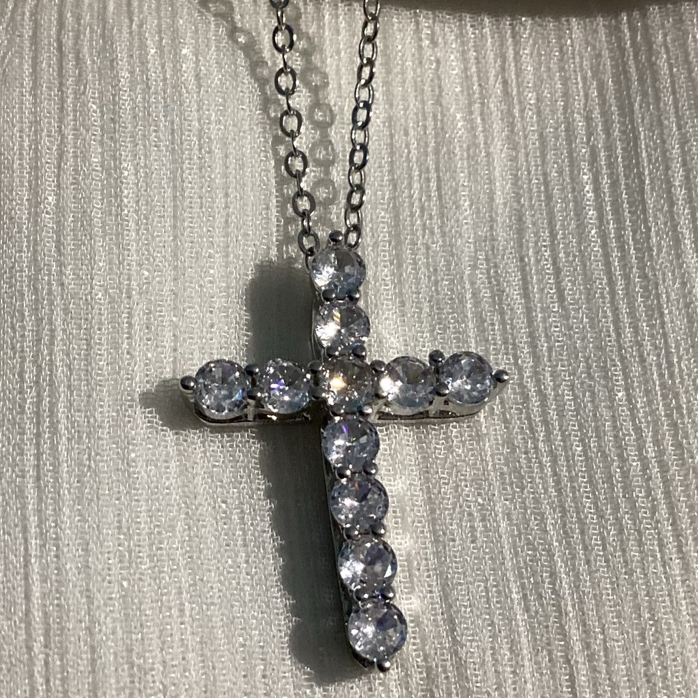 💎Gorgeous Brilliant Cut Zircon  Cross Pendant on Silver Chain